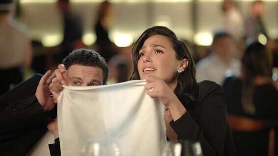 גדות והשחקן המגלם את בן זוגה "מסתתרים" ממלצרית מתעטשת // צילום: מתוך הפרסומת